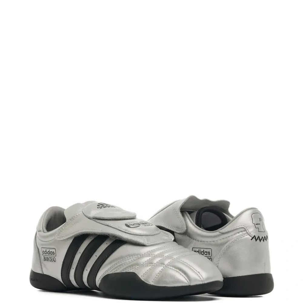 Кроссовки с полосками