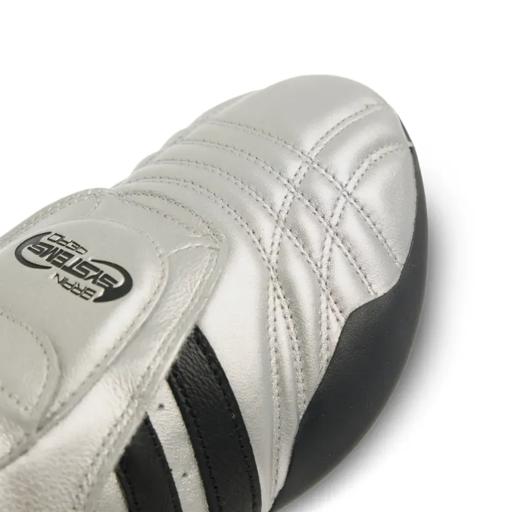 Кроссовки с полосками