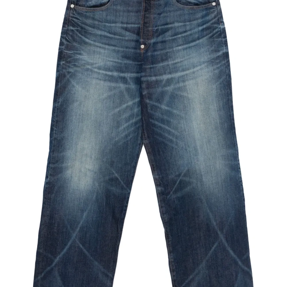 Джинсы с эффектом потертости