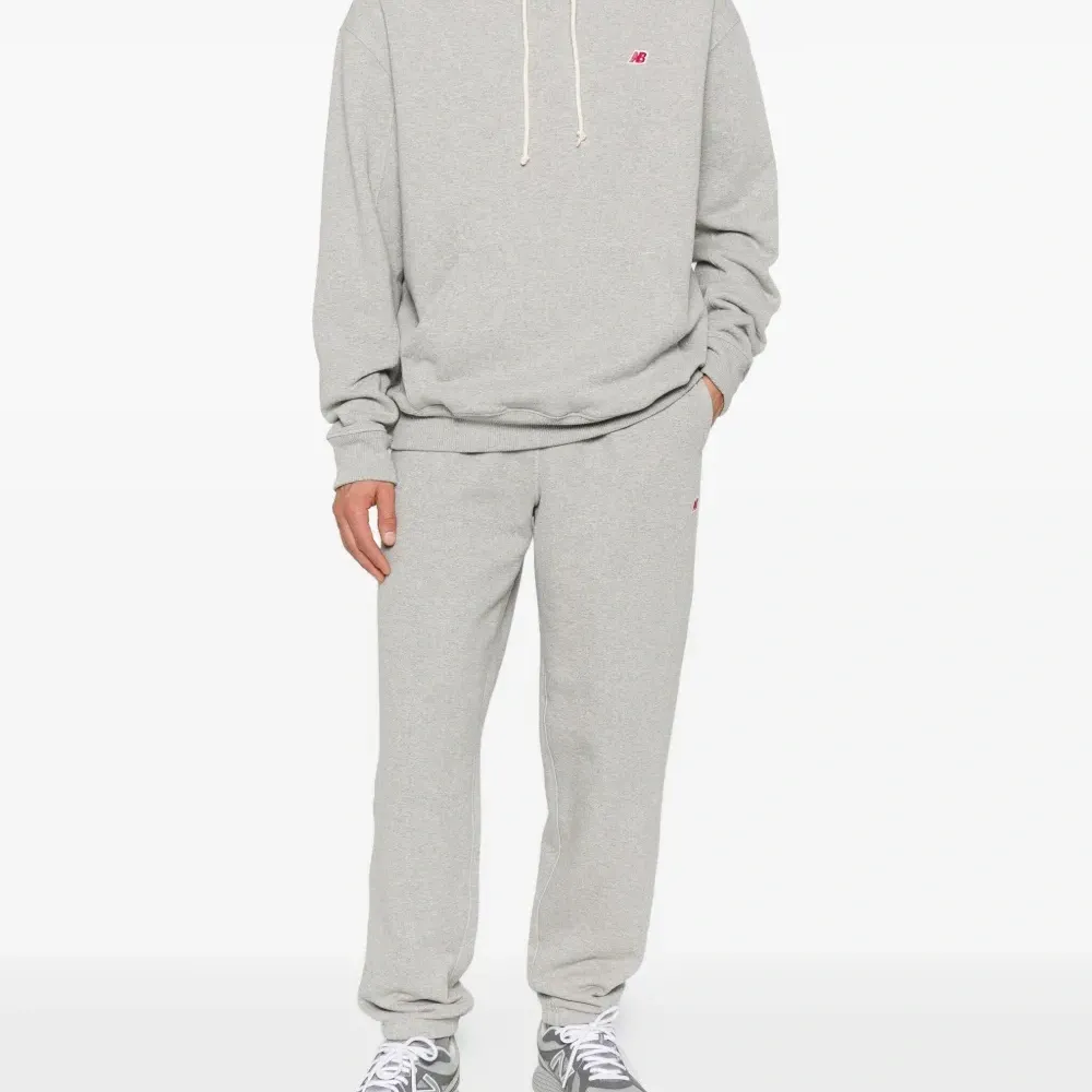 Худи с вышитым логотипом Худи с вышитым логотипом