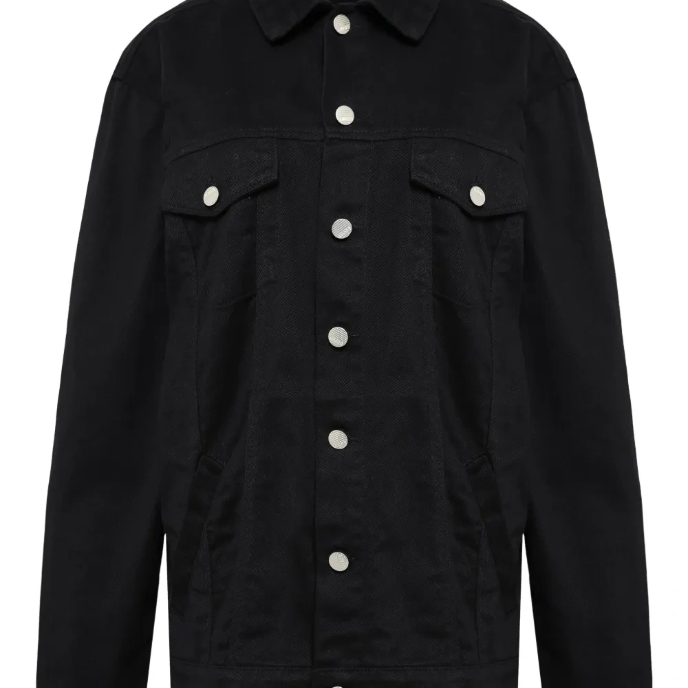 Джинсовая куртка на пуговицах