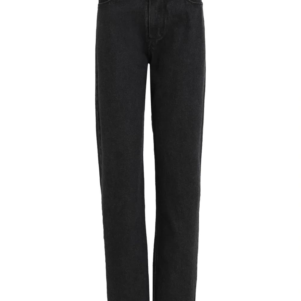 Прямые джинсы с нашивкой