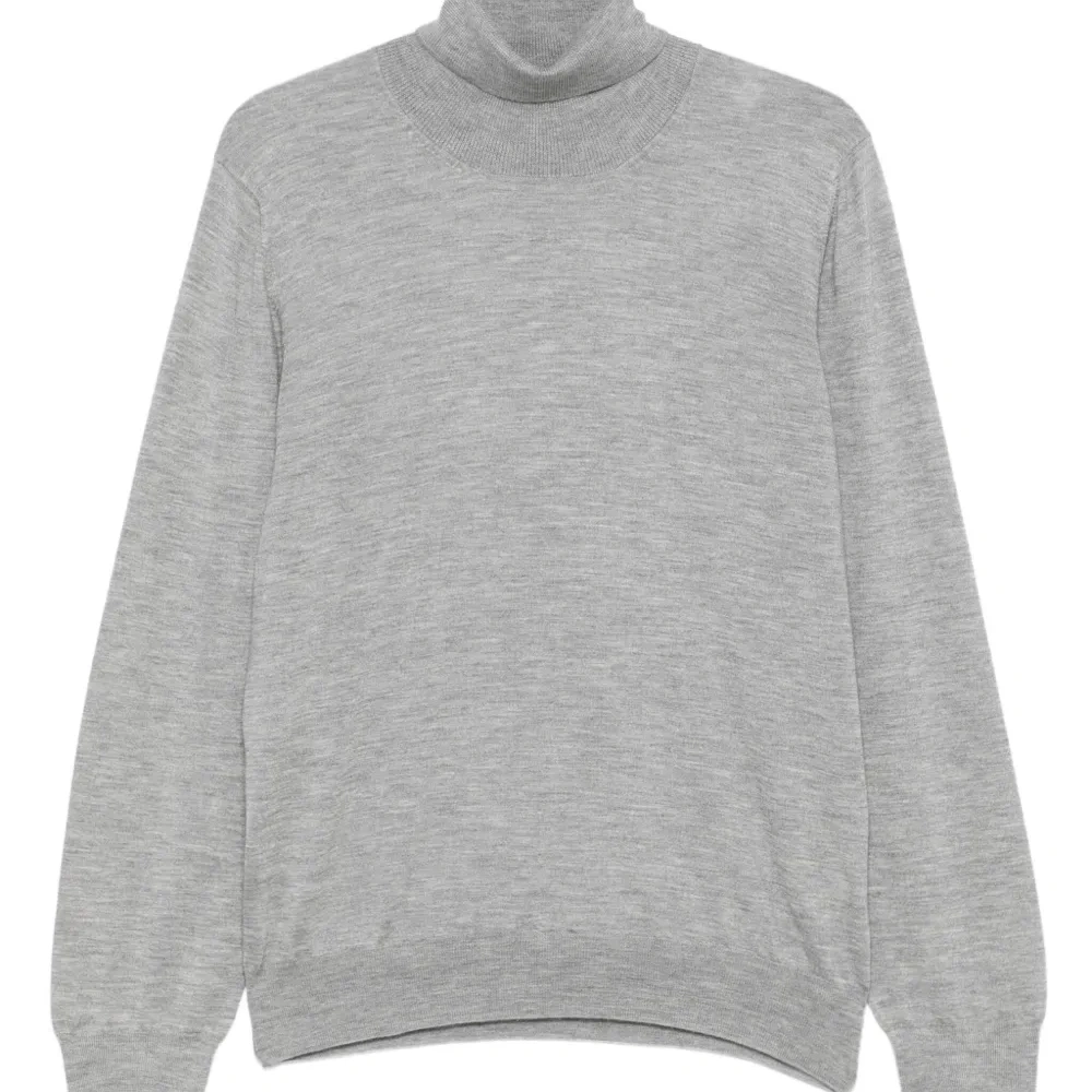 Свитер с высоким воротником