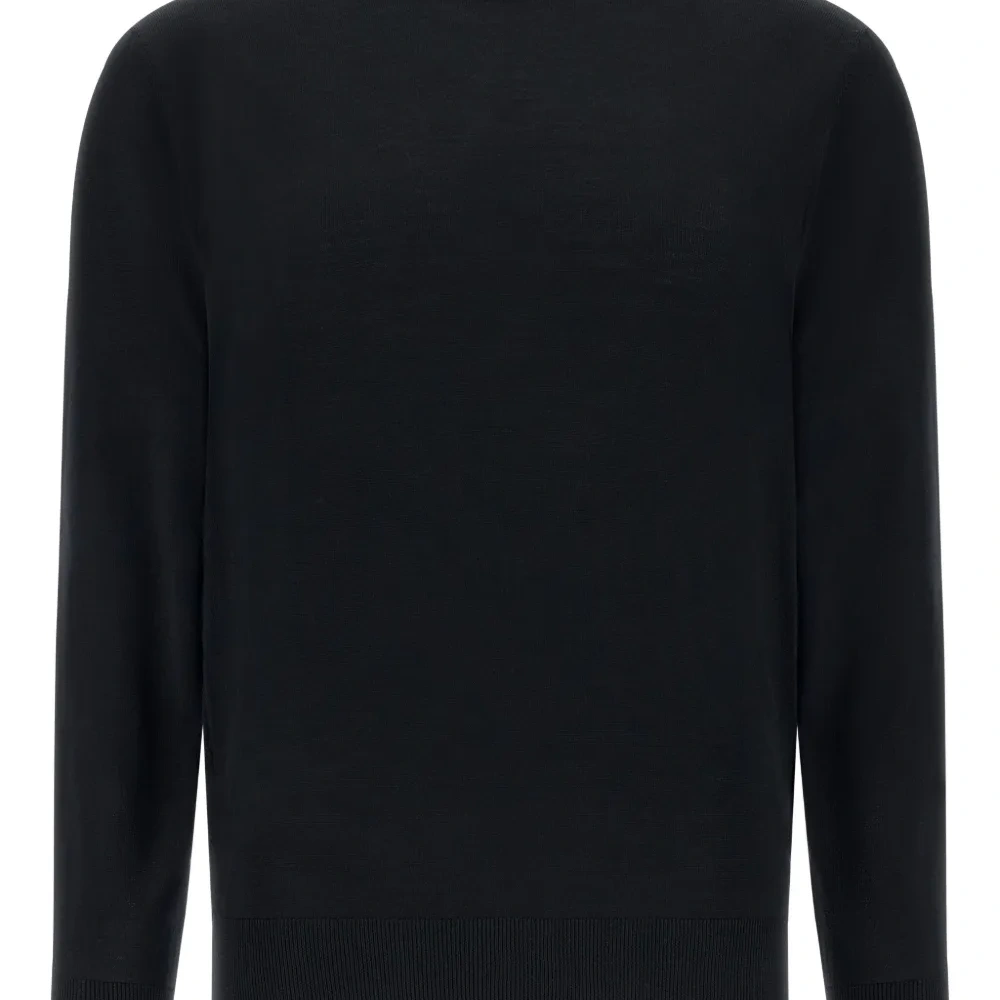 Свитер с круглым вырезом