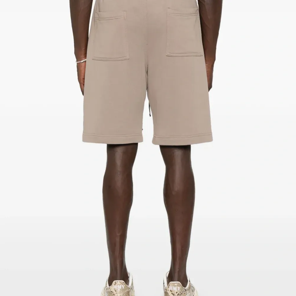 Спортивные шорты