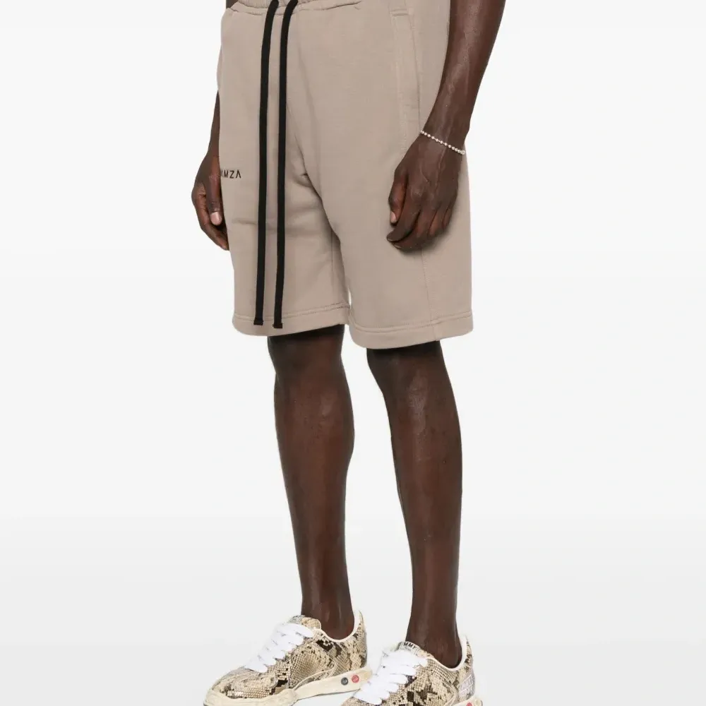 Спортивные шорты