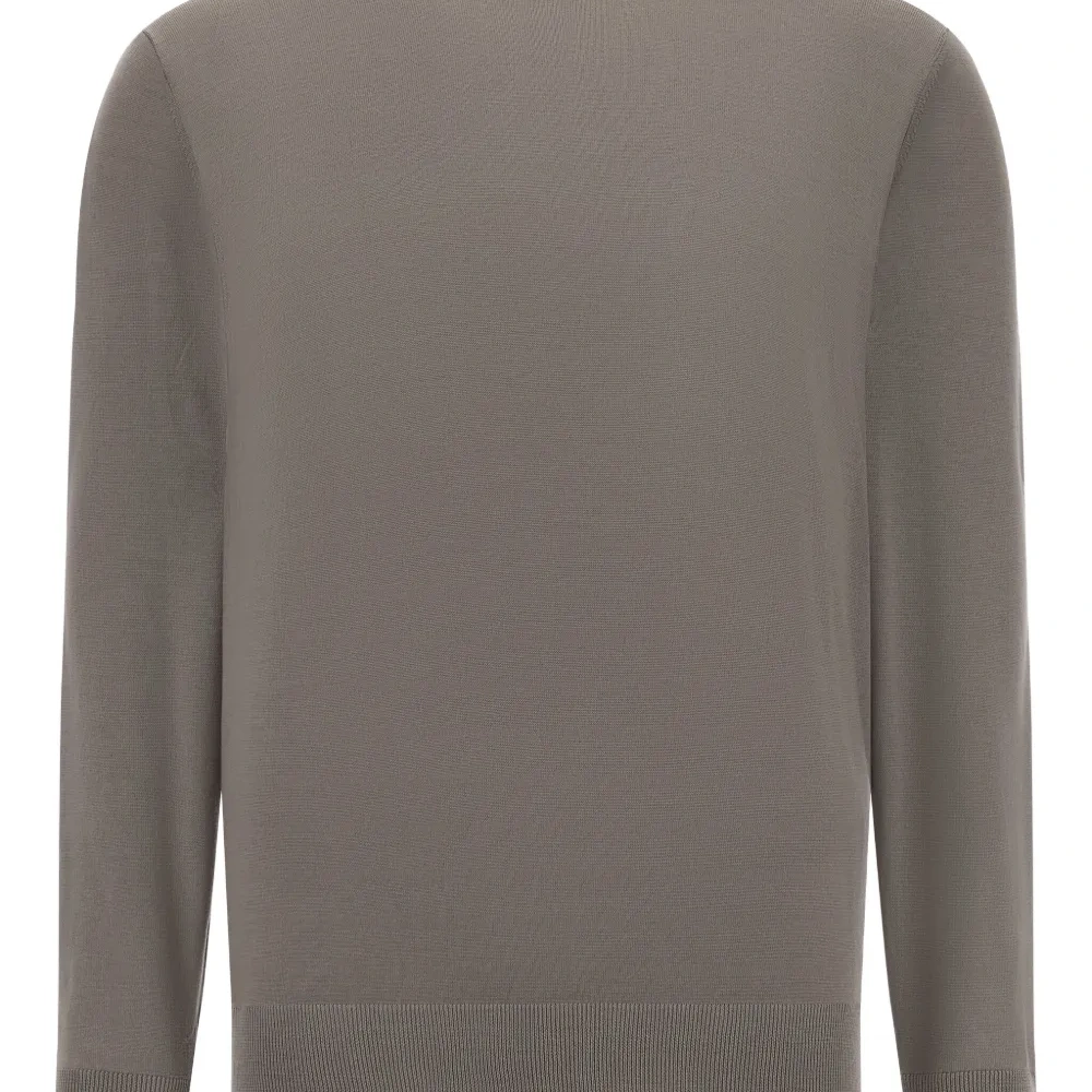 Свитер с круглым вырезом