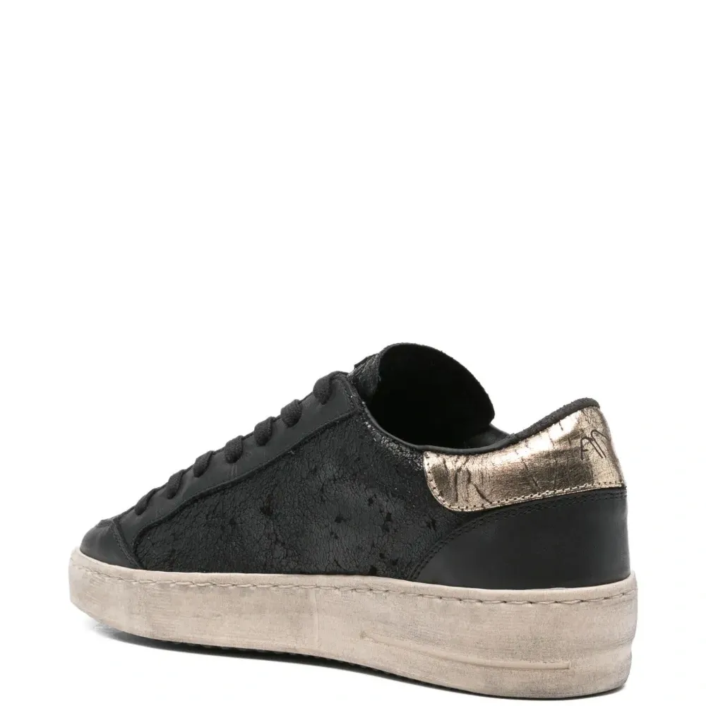 Кеды с нашивками