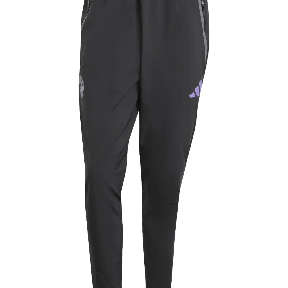 Спортивные брюки Tiro 25 из коллаборации с Manchester United Спортивные брюки Tiro 25 из коллаборации с Manchester United