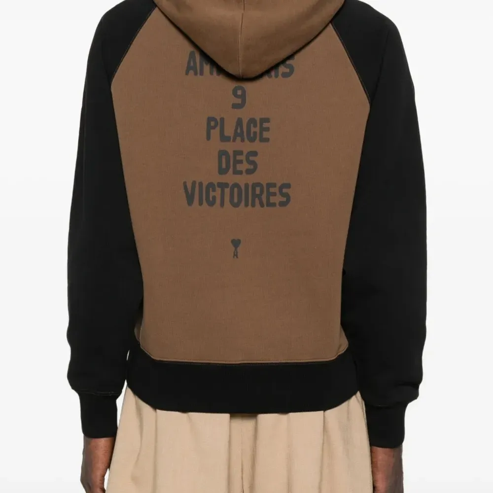 Худи с рукавами реглан и вышивкой