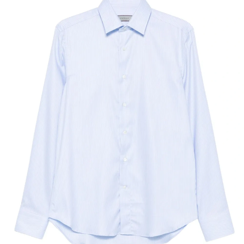 Рубашка в тонкую полоску