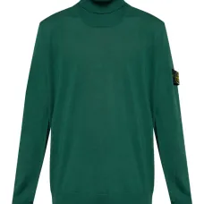 Свитер с высоким воротником и накладным карманом