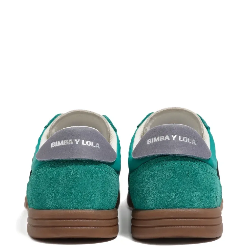 Кроссовки для помещений