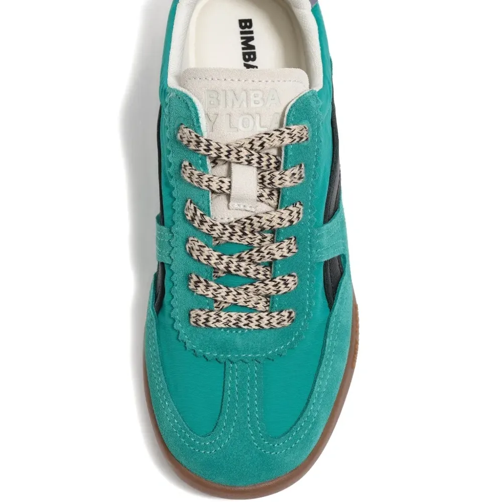 Кроссовки для помещений