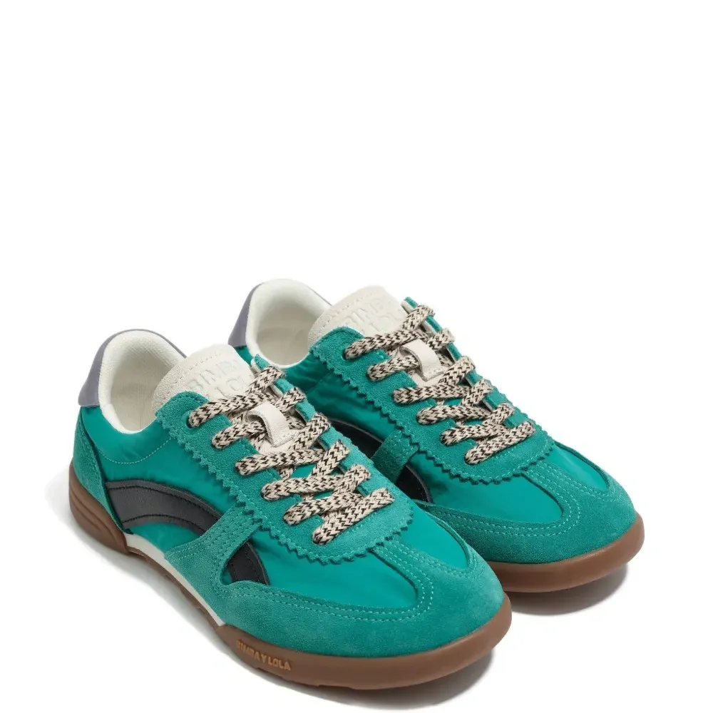 Кроссовки для помещений