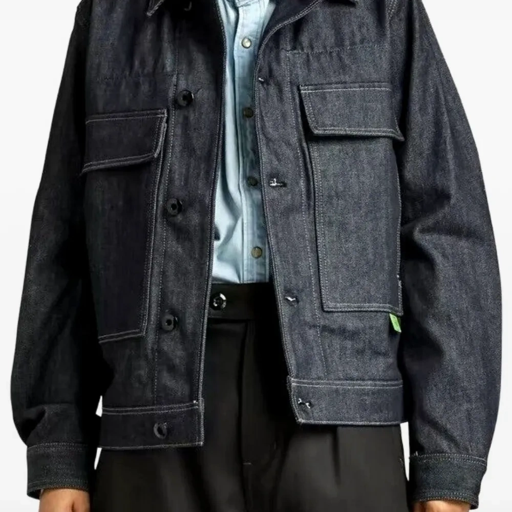 Джинсовая куртка с накладными карманами