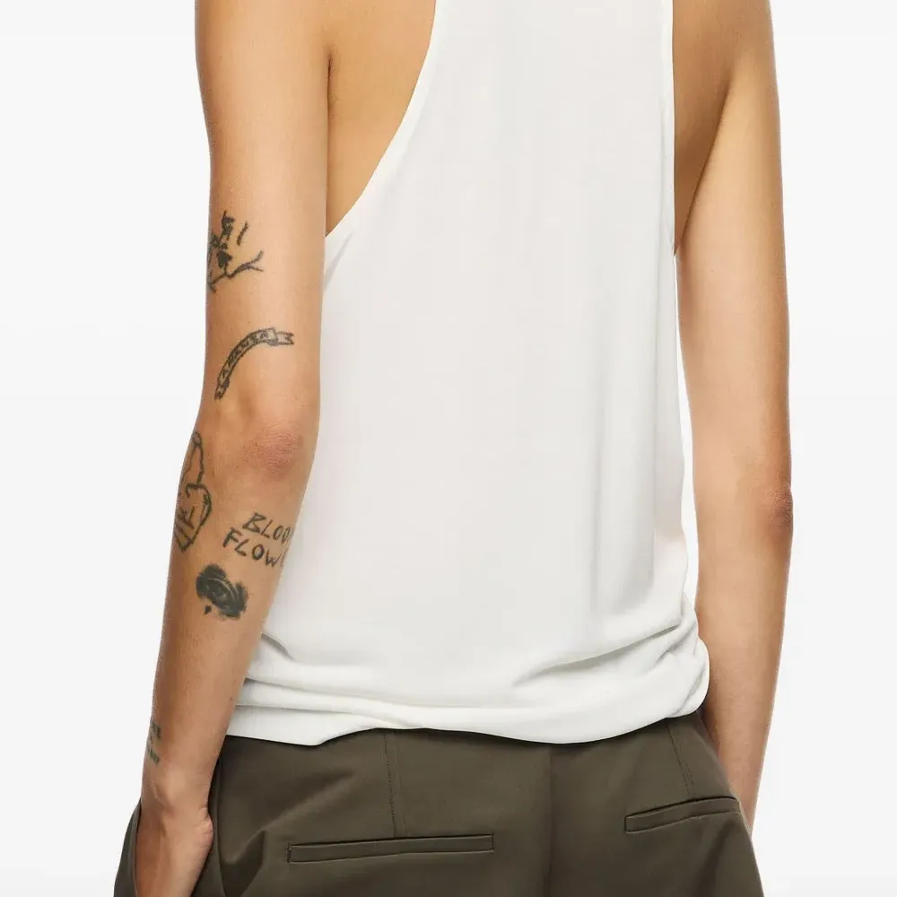 Безрукавка с заклёпками