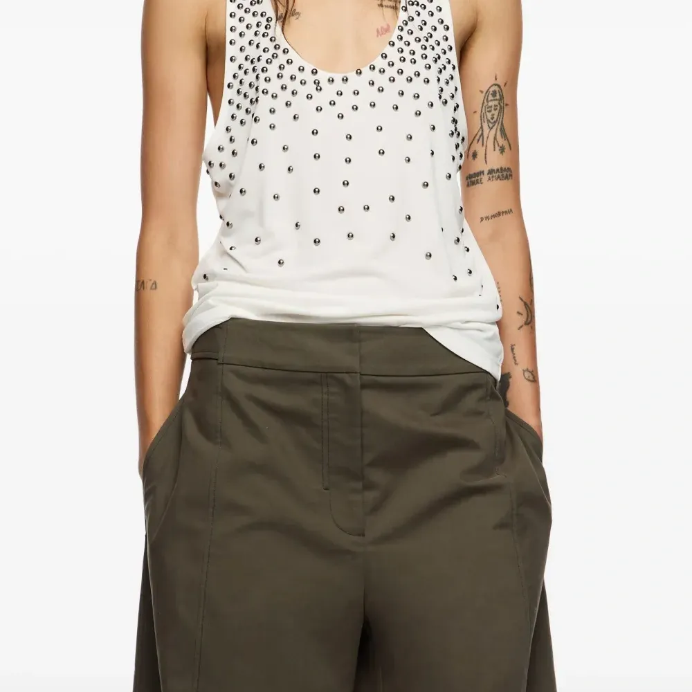 Безрукавка с заклёпками