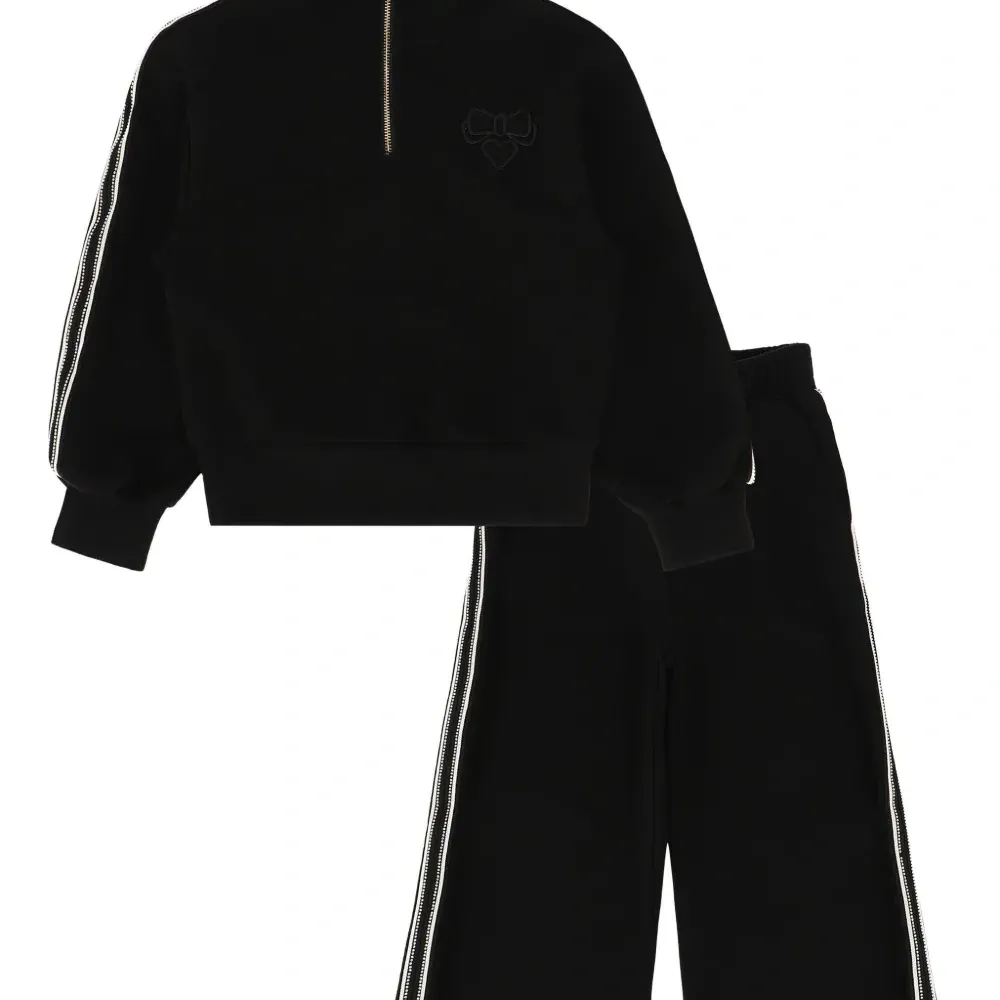 Спортивный костюм с контрастными полосками