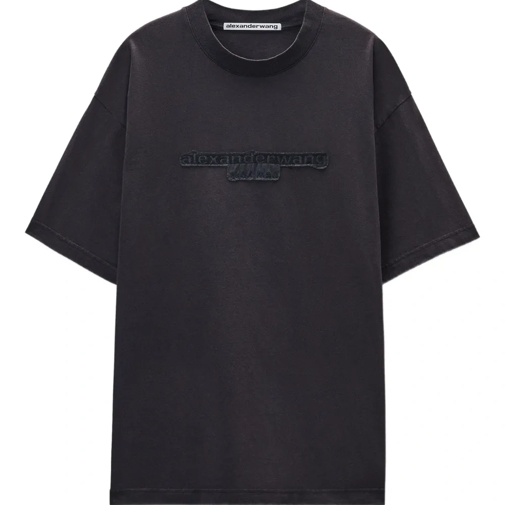 Футболка с нашивкой-логотипом