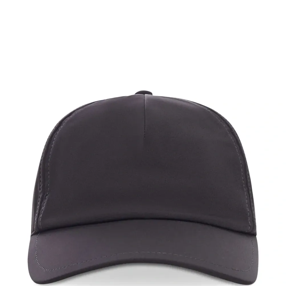 Бейсболка с нашивкой-логотипом