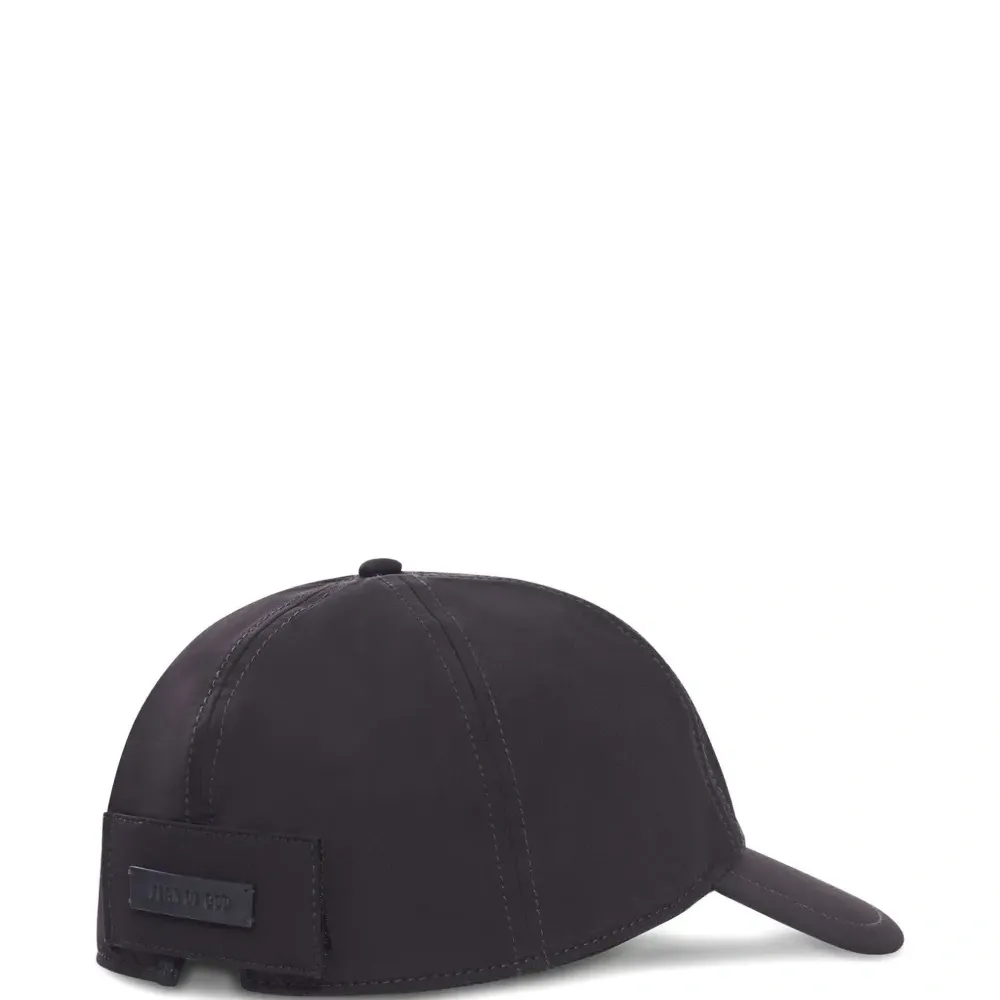 Бейсболка с нашивкой-логотипом