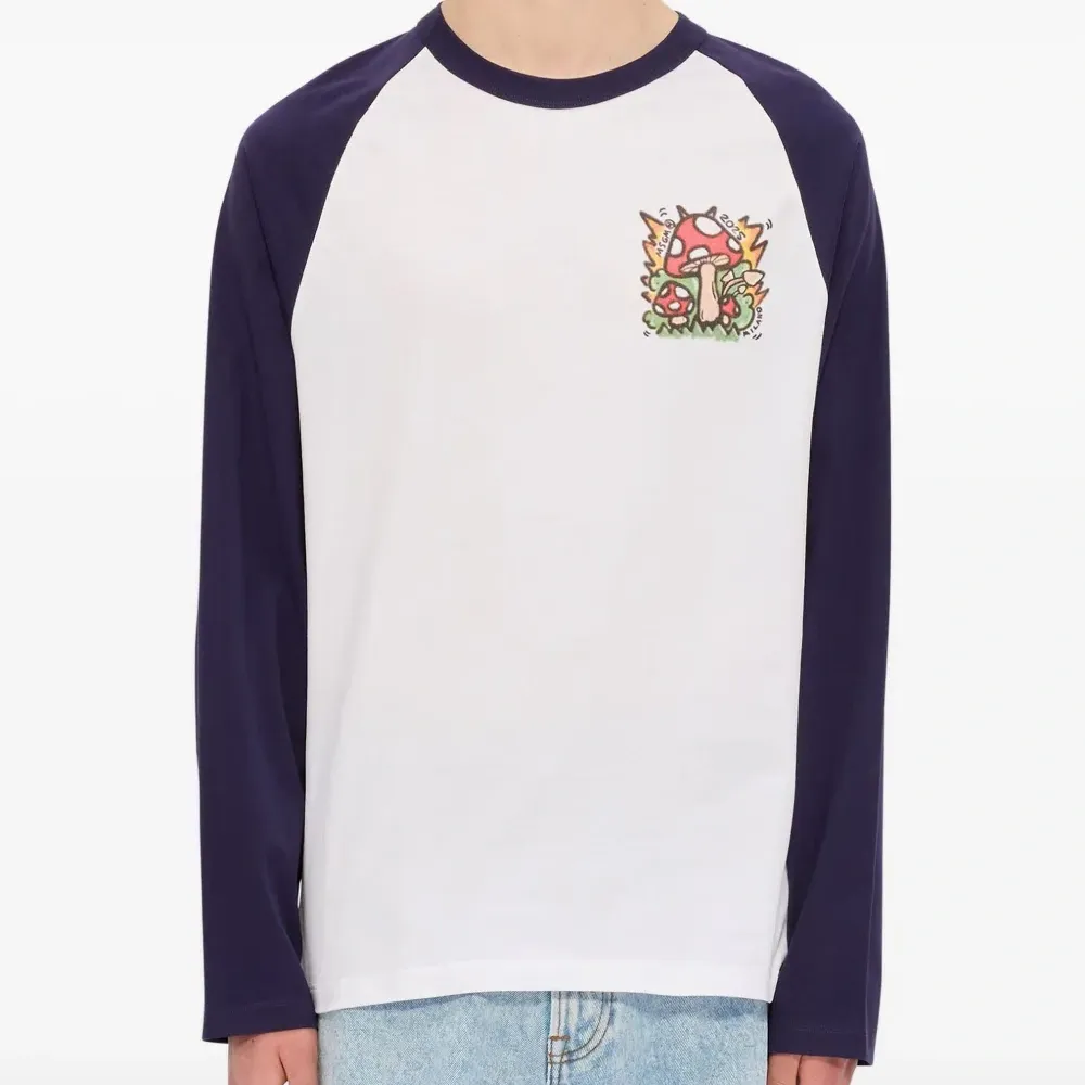 Футболка с длинными рукавами и графичным принтом