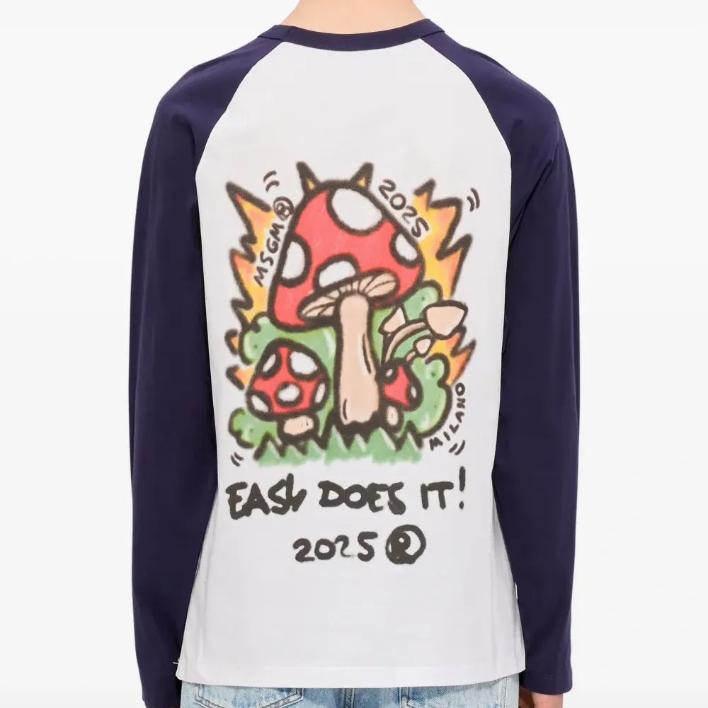 Футболка с длинными рукавами и графичным принтом