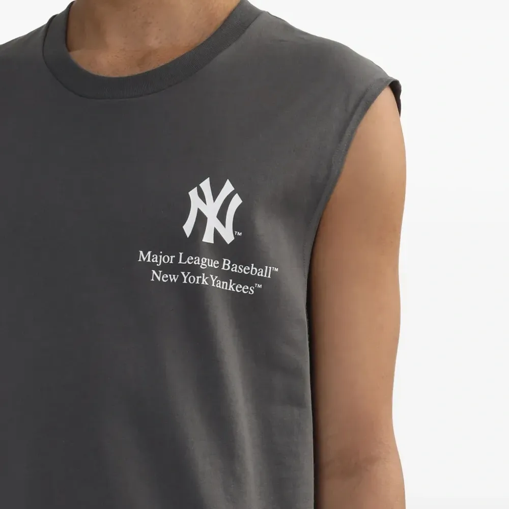 Топ без рукавов с логотипом New York Yankees