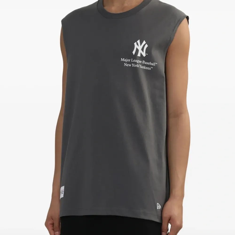 Топ без рукавов с логотипом New York Yankees