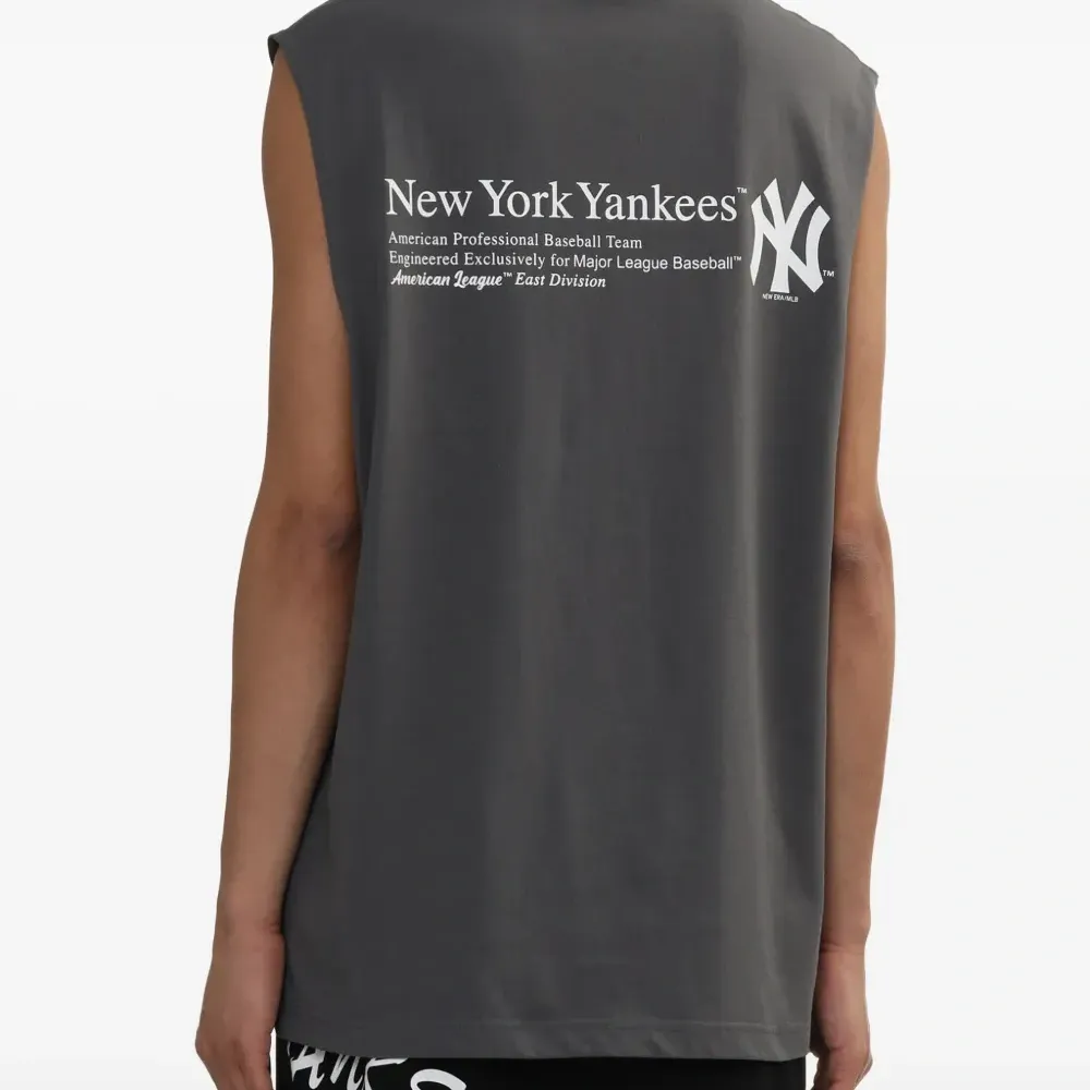 Топ без рукавов с логотипом New York Yankees