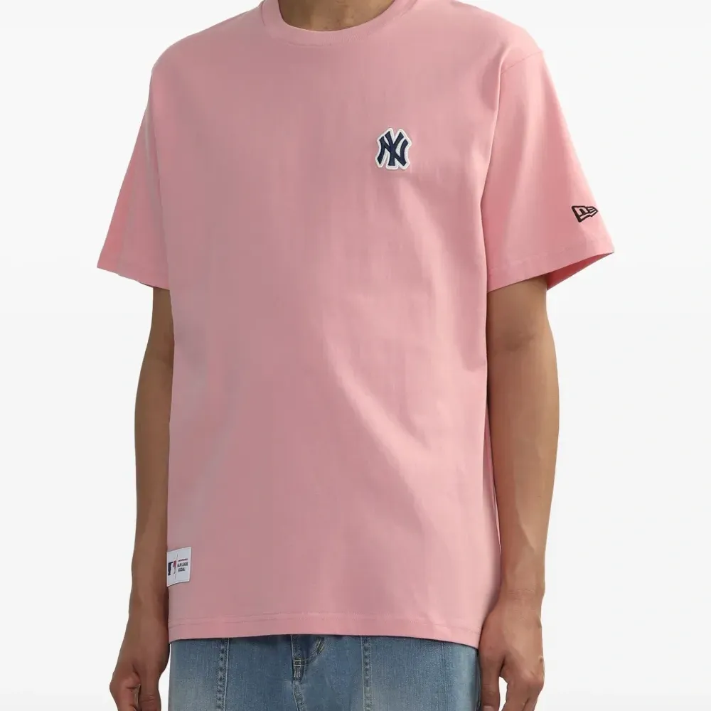 Футболка с нашивкой-логотипом