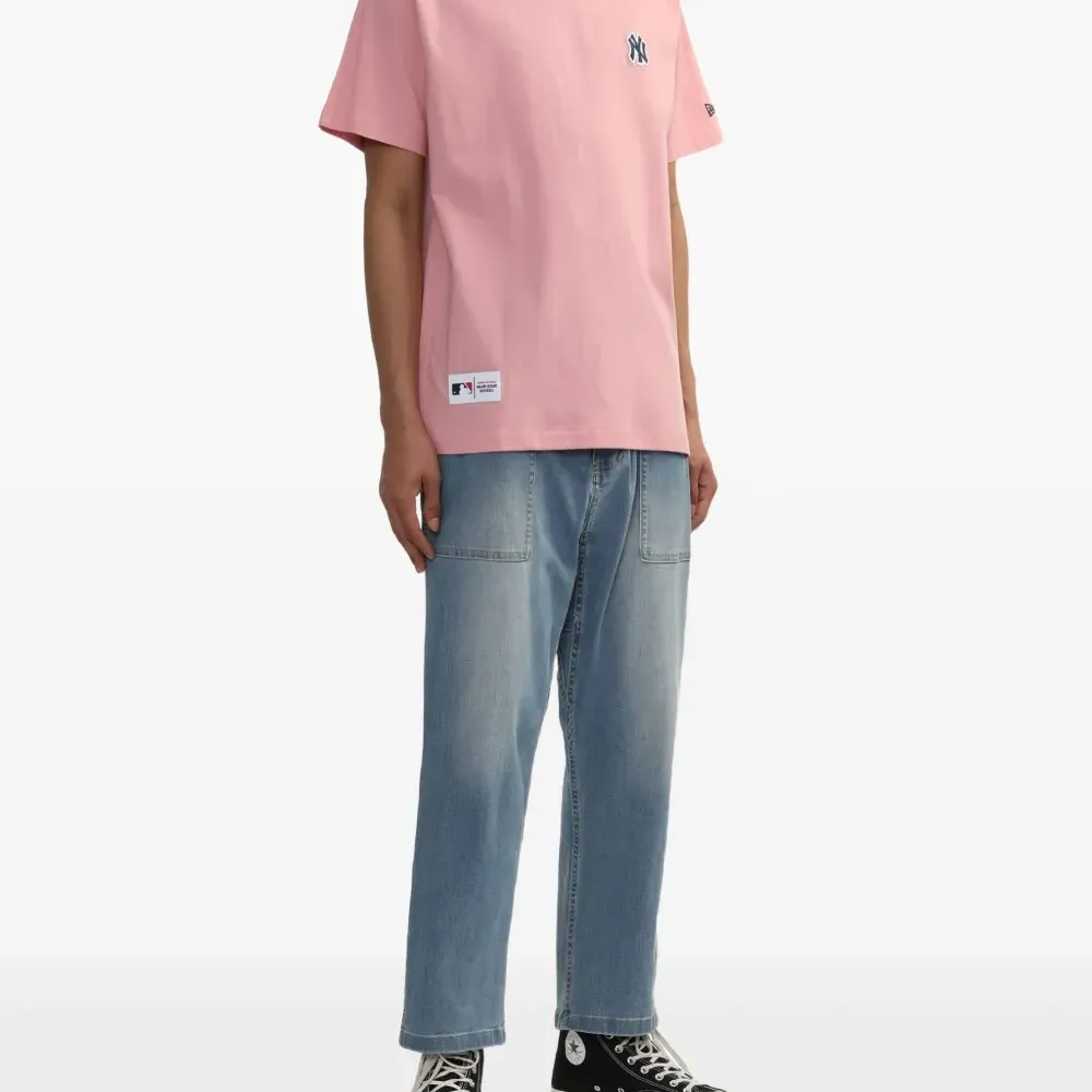 Футболка с нашивкой-логотипом