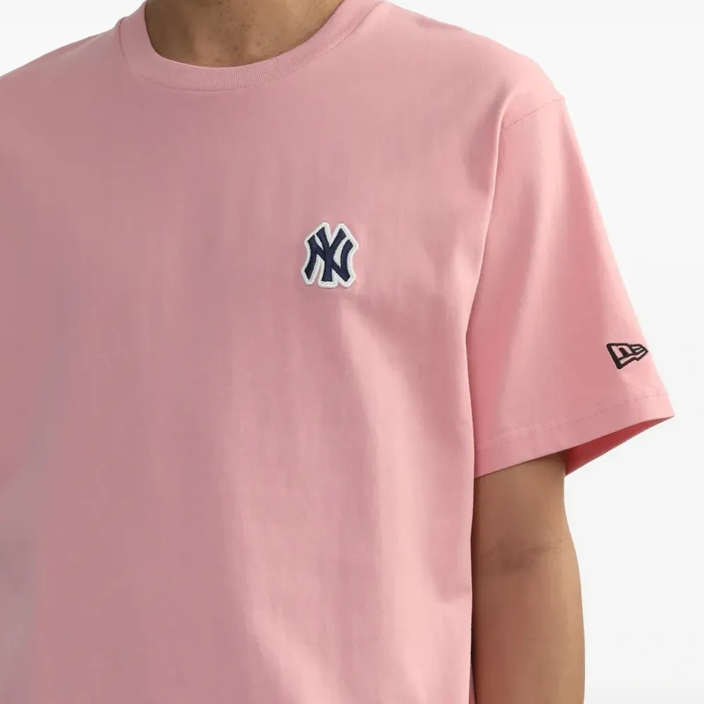 Футболка с нашивкой-логотипом