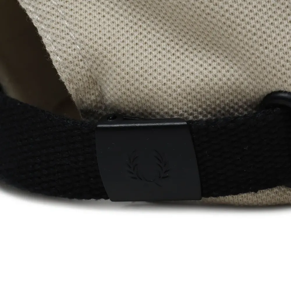 Бейсболка с вышитым логотипом