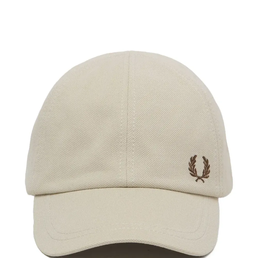 Бейсболка с вышитым логотипом