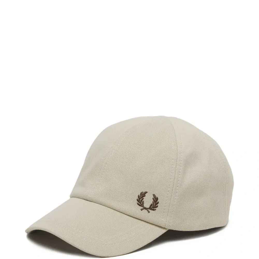 Бейсболка с вышитым логотипом