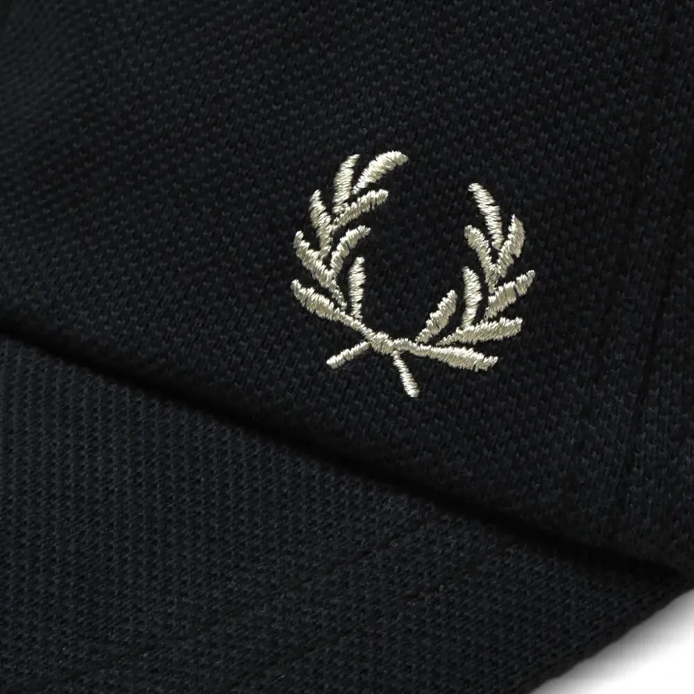 Бейсболка с вышитым логотипом