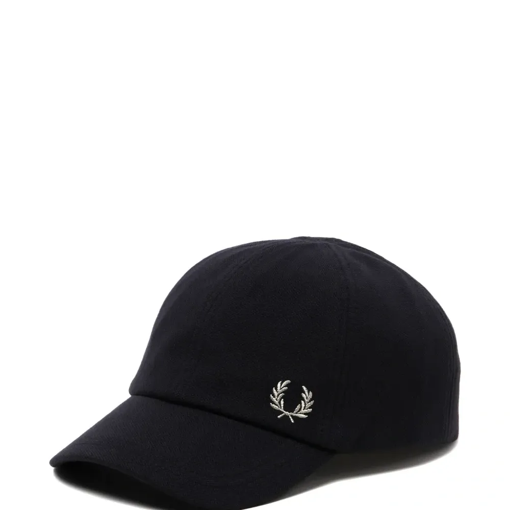 Бейсболка с вышитым логотипом