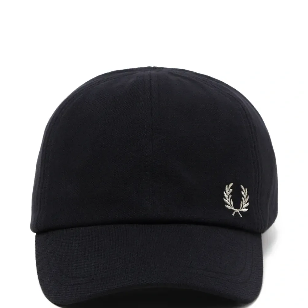 Бейсболка с вышитым логотипом