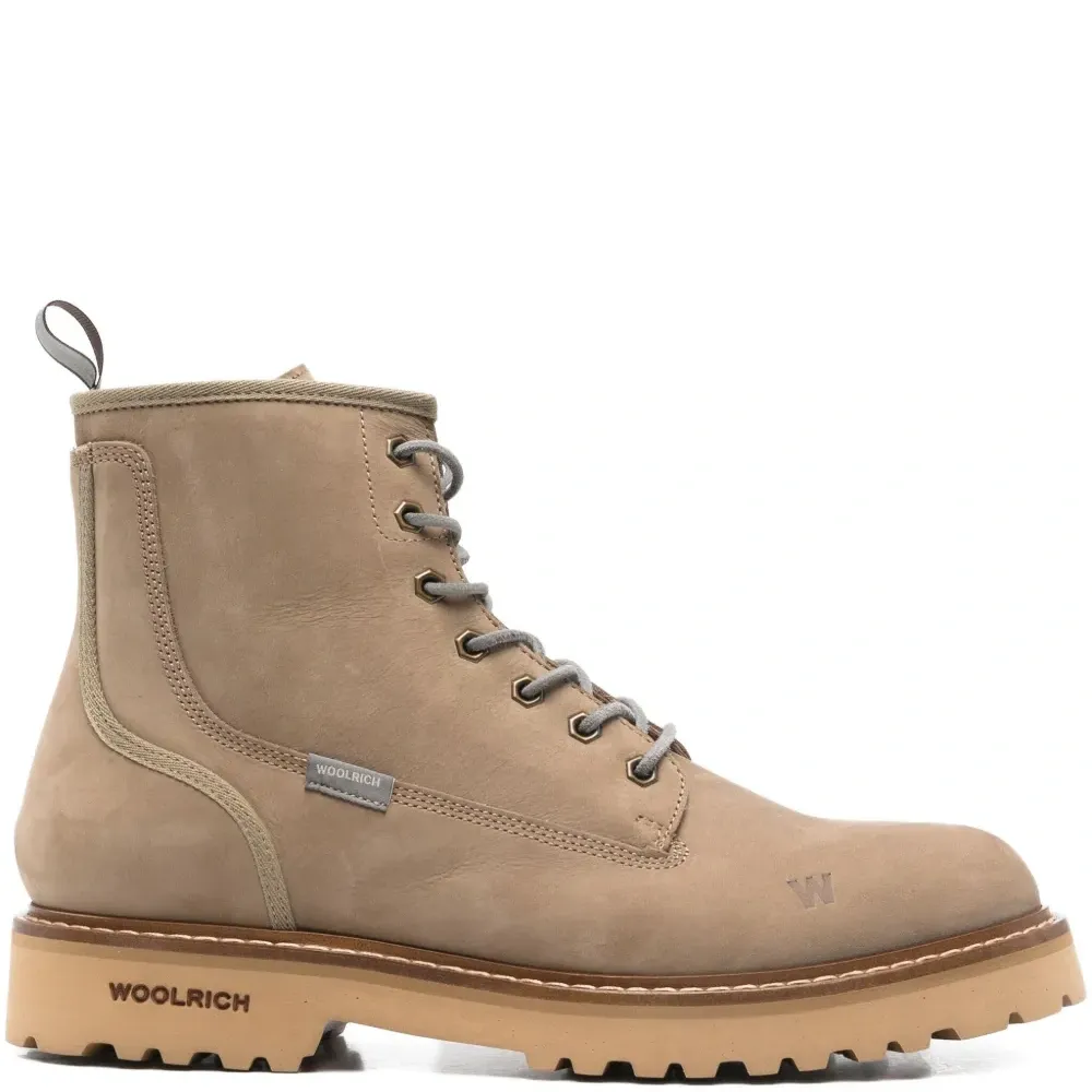 Ботинки на шнуровке