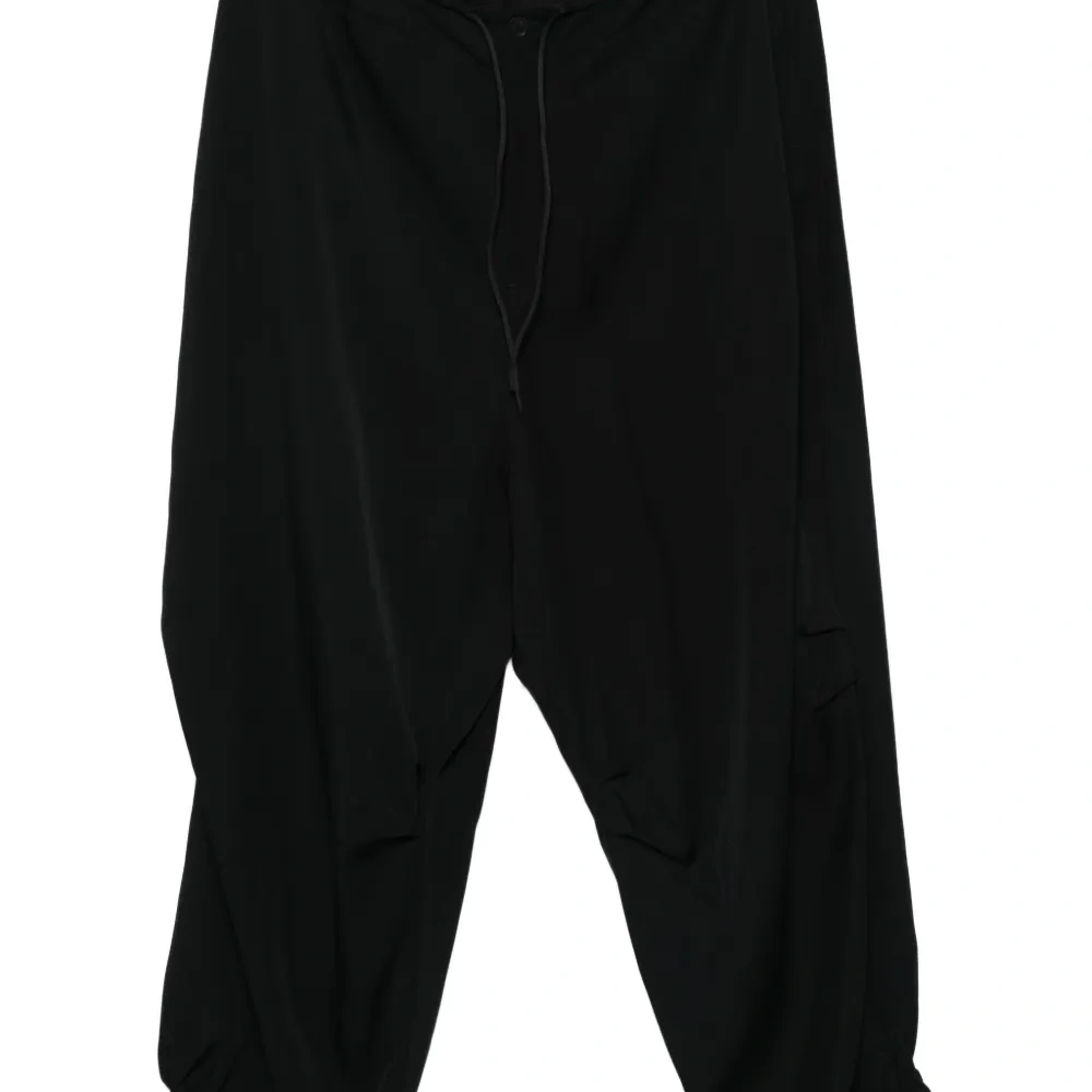 Спортивные брюки с эластичным поясом и кулиской