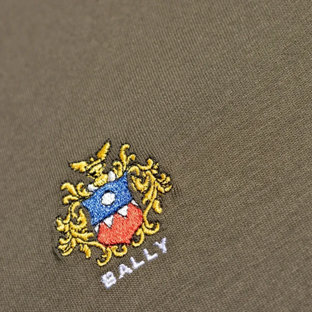 Футболка с вышивкой