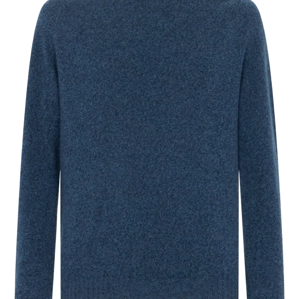 Свитер с круглым вырезом