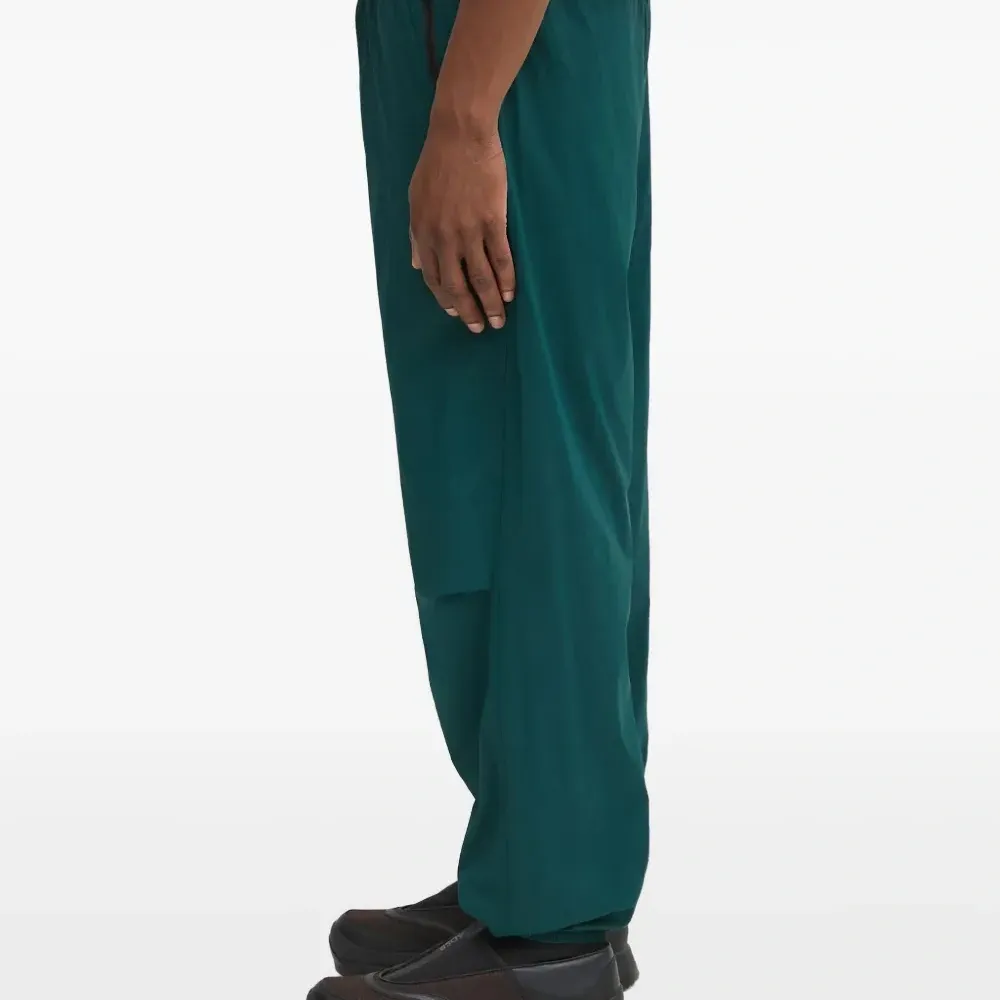 Брюки с карманами на молнии