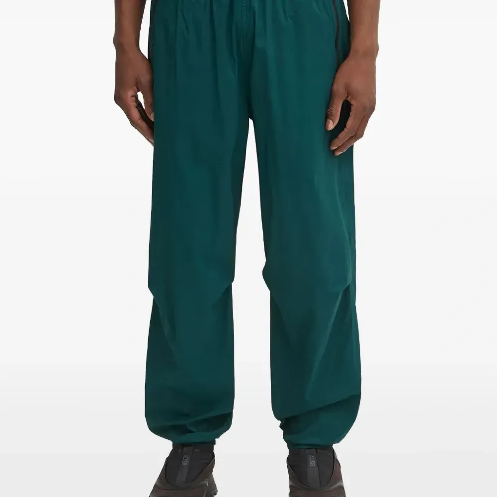 Брюки с карманами на молнии