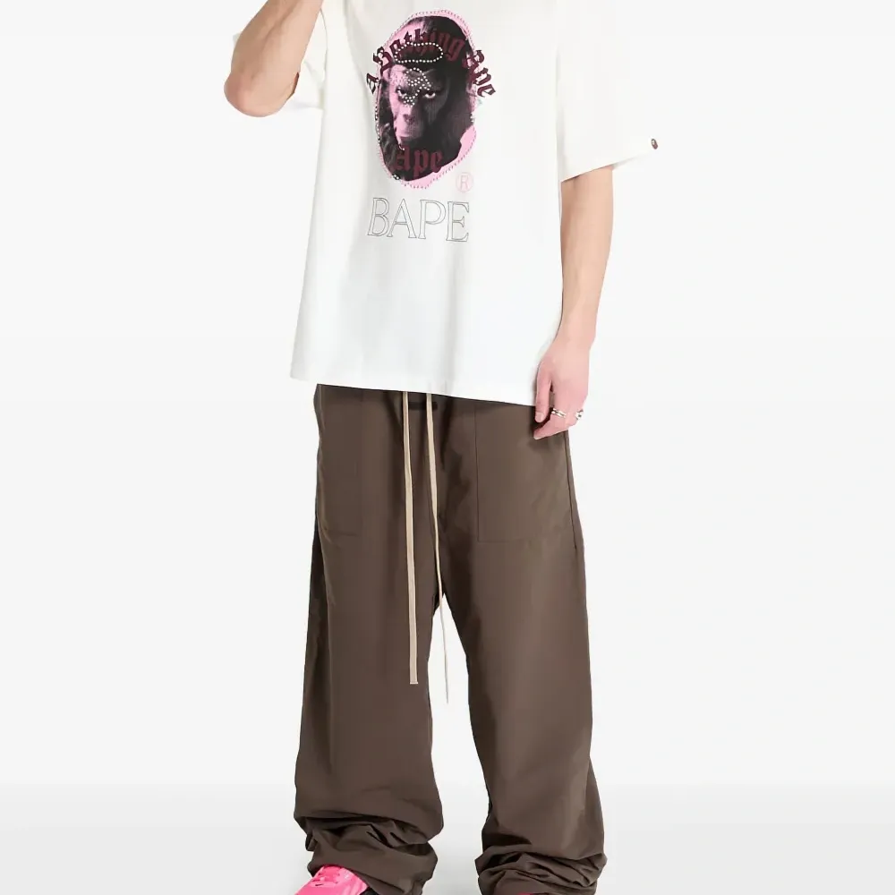 Футболка с принтом и стразами