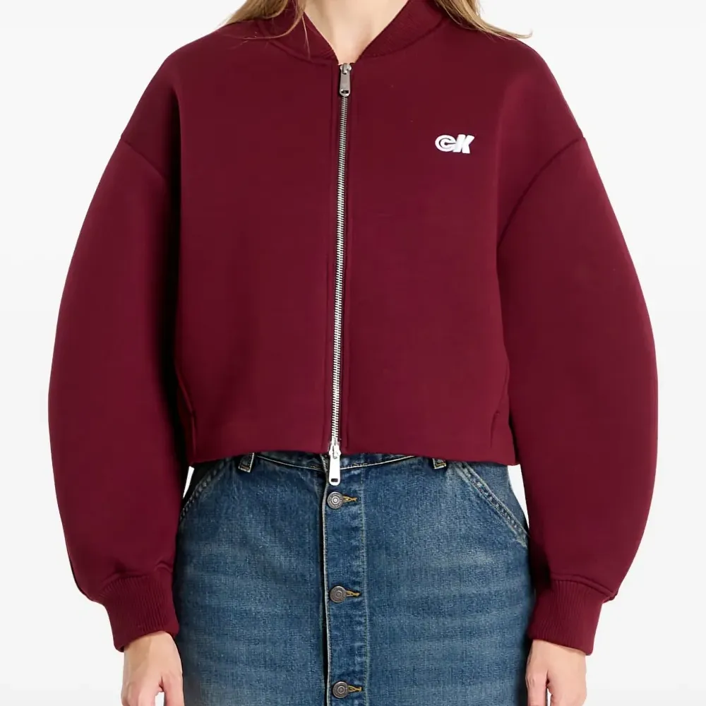 Бомбер с объемными рукавами и логотипом