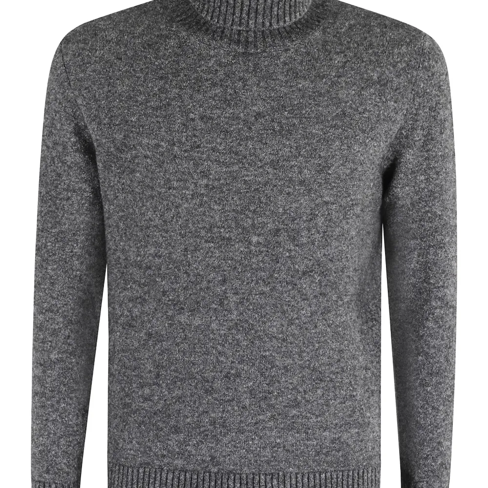 Свитер с высоким воротником