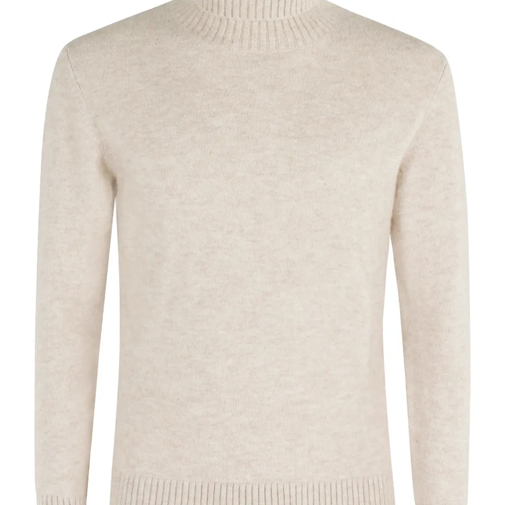 Свитер с высоким воротником